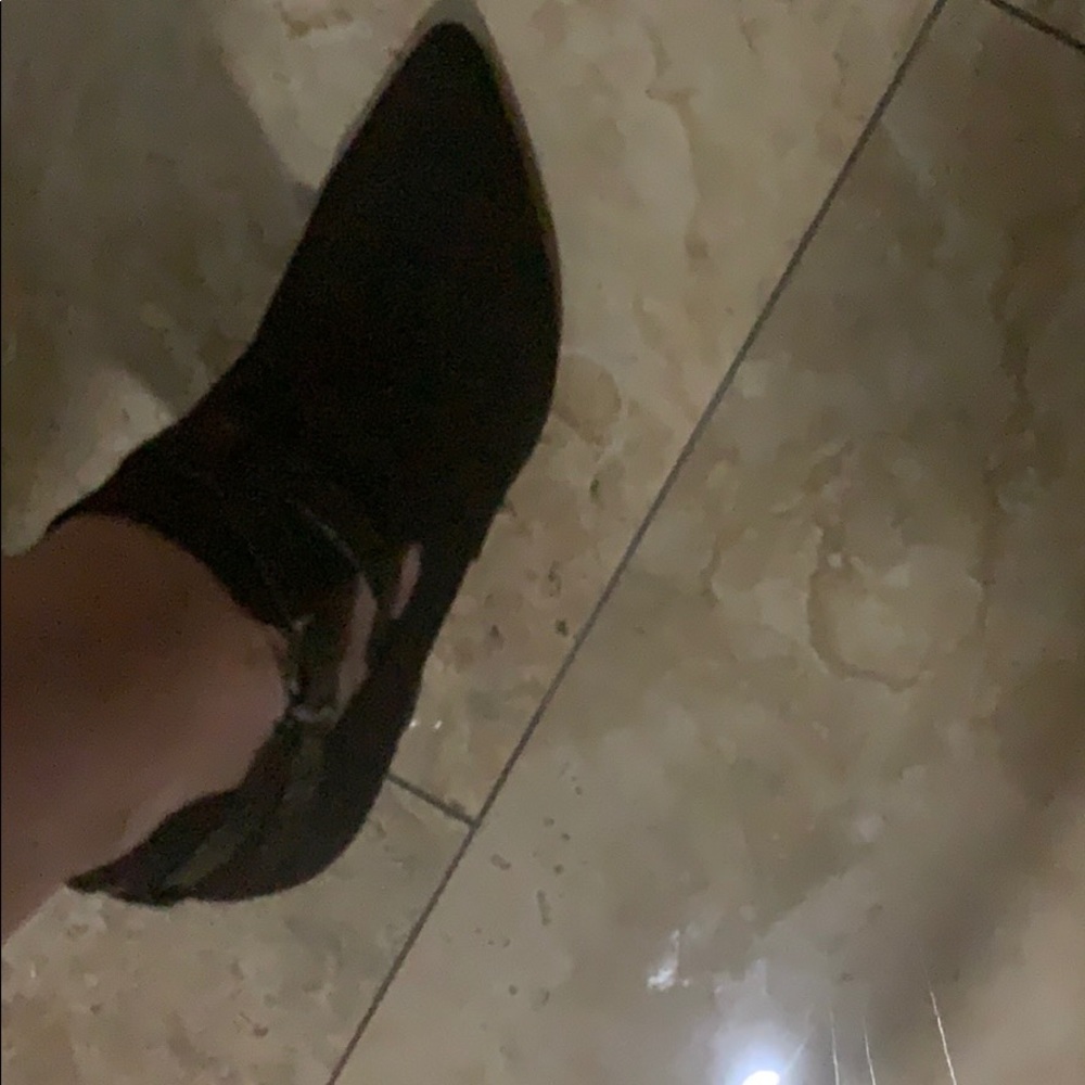 Shoes - Picture 6 of 8